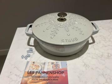 Nieuwe Staub lage braadpan 24 cm Snowflake Truffel wit. beschikbaar voor biedingen