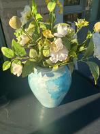 Vaas met zijden bloemen - Prachtig!, Aardewerk of Porselein, Ophalen of Verzenden, Zo goed als nieuw, Minder dan 50 cm