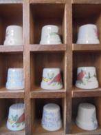 antiek vingerhoed kastje met 15 vingerhoedjes van porselein, Verzamelen, Vingerhoedjes, Ophalen of Verzenden, Zo goed als nieuw