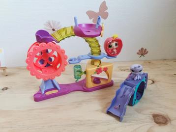 Littlest pet shop speeltuin met glijbaan en 2 diertjes  beschikbaar voor biedingen