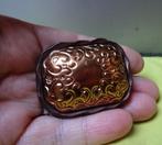 Goud-bruin kunststof rechthoekig broche met roodkoper erop, Sieraden, Tassen en Uiterlijk, Broches, Overige materialen, 4 tot 7 cm