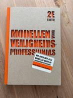 Modellen voor veiligheidsprofessionals., Ophalen of Verzenden, Zo goed als nieuw, E. De Koning; W. Zwaard
