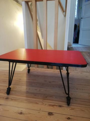 Vintage bijzettafeltje op wielen beschikbaar voor biedingen