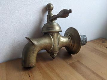 Antieke messing tapkraan waterpomp beschikbaar voor biedingen