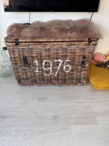 Mooie rieten mand te koop. beschikbaar voor biedingen