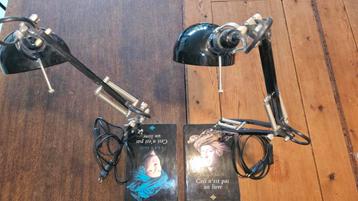 Twee zwarte, aparte wand of staande lampen. beschikbaar voor biedingen