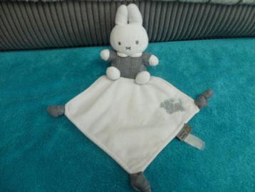Grijs/wit nijntje Miffy met piepje doekje met hondje Tiamo beschikbaar voor biedingen