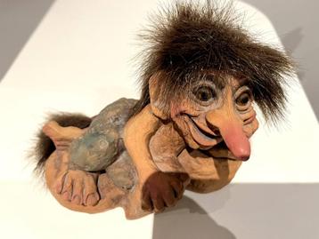Nyform Troll liggend op een steen uit Noorwegen in zeer goed beschikbaar voor biedingen