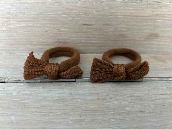 Bruine elastiekjes met strikje. Nieuw!, Kinderen en Baby's, Kindermode-accessoires, Nieuw, Verzenden