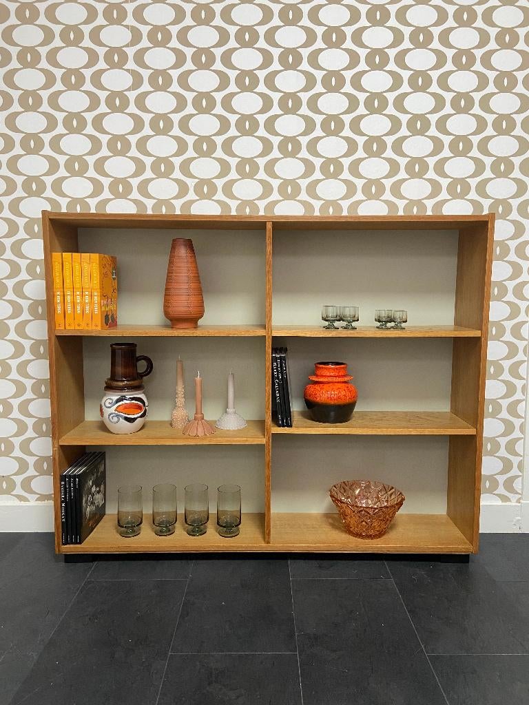 Vintage Deense boekenkast met lichtgrijze achterwand, Huis en Inrichting, Kasten | Boekenkasten, Ophalen, Met plank(en), Gebruikt