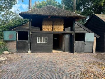 Twee paardenstallen met bak te huur aangeboden beschikbaar voor biedingen