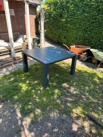 Tafel voor lounge set beschikbaar voor biedingen