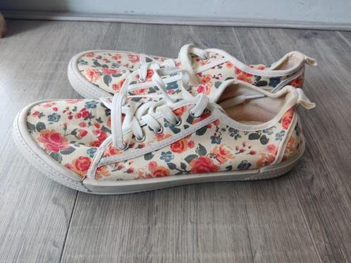 Atmosphere dames veter gympen met bloemen motief, Kleding | Dames, Schoenen, Zo goed als nieuw, Sneakers of Gympen, Overige kleuren