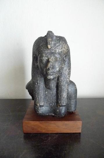 Egyptische godin in natuursteen marmer op sokkel beschikbaar voor biedingen