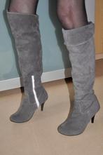 Grijze suede kaplaarzen met stiletto hakje - maat 39, Kleding | Dames, Schoenen, Hoge laarzen, Ophalen of Verzenden, Grijs, Onbekend