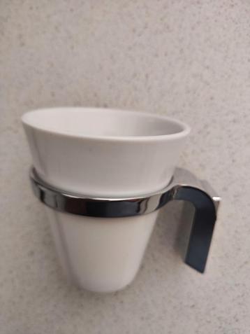 Bekerhouder met beker beschikbaar voor biedingen