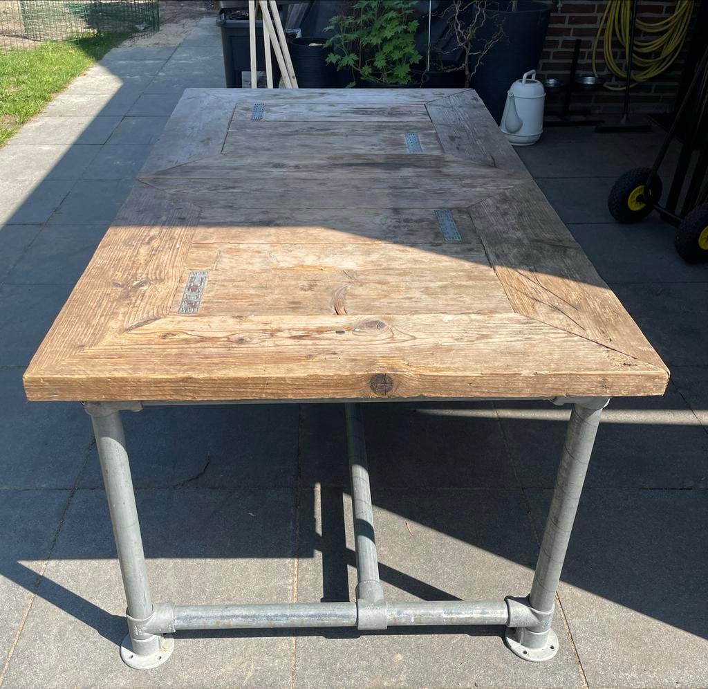 Doorleefde steigerhouten tafel met metalen onderstel, Huis en Inrichting, Tafels | Eettafels, Ophalen, Gebruikt, 100 tot 150 cm