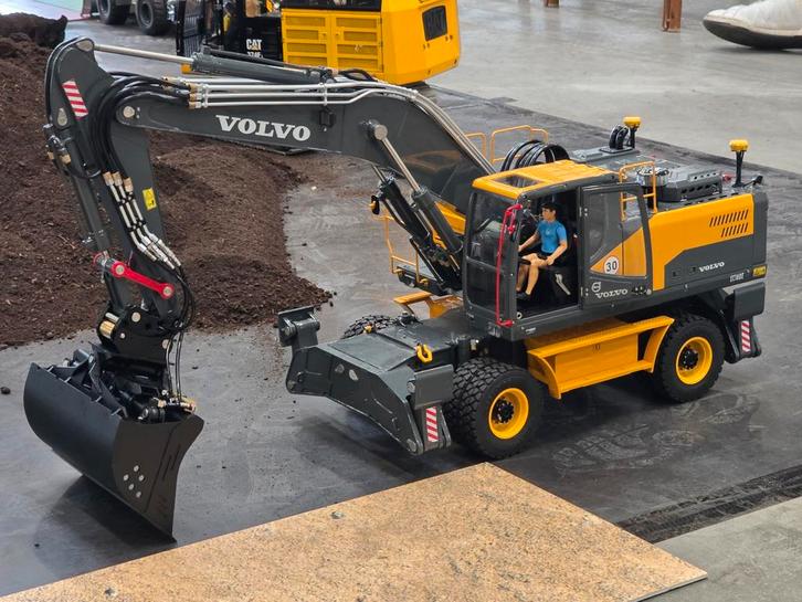 Volvo graafmachine lesu mobilbagger , inruil mogelijk, Hobby en Vrije tijd, Modelbouw | Auto's en Voertuigen, Groter dan 1:32