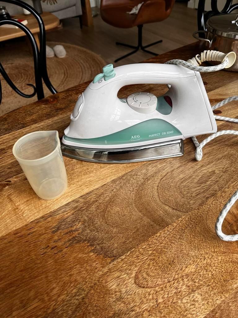 AEG Strijkijzer, Witgoed en Apparatuur, Strijkijzers en Strijkplanken, Ophalen of Verzenden, Gebruikt, Strijkijzer met snoer
