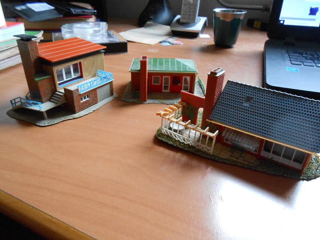 3 netjes afgebouwde villa's voor modelspoor HO of modelbouw, Overige merken, Gebruikt, Gelijkstroom of Wisselstroom, Brug, Tunnel of Gebouw