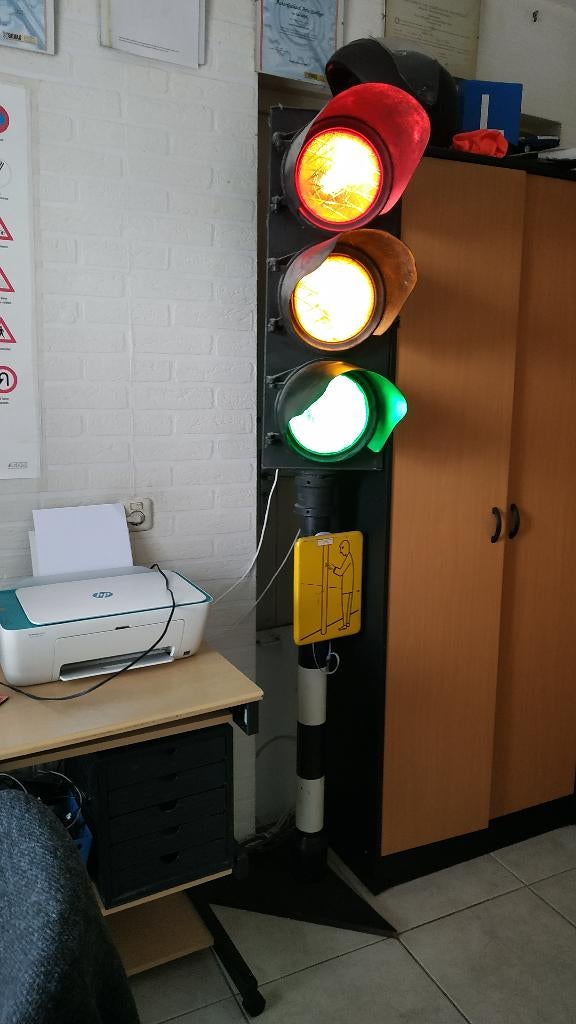 Origineel verkeerslicht stoplicht compleet met paal 1.95 mtr, Ophalen, Zo goed als nieuw, Lichtbak of (neon) lamp