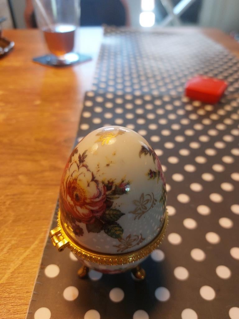 Faberge-stijl porseleinen ei, 10 cm hoog, met bloemmotief, Antiek en Kunst, Antiek | Porselein, Ophalen of Verzenden