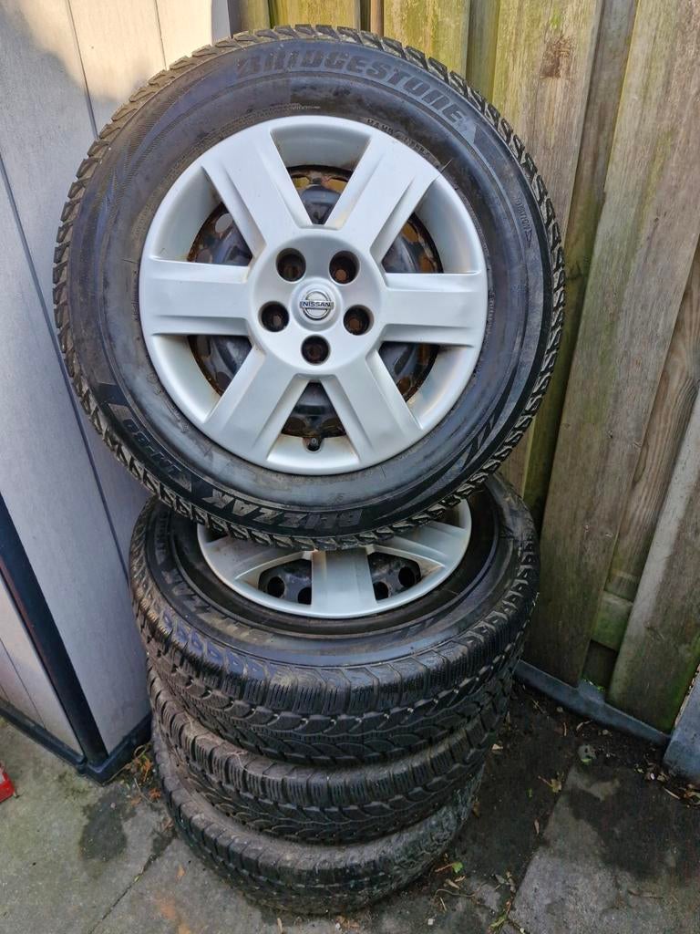 Winterbanden maat 215 65 R16 met Nissan wieldoppen, Ophalen, Gebruikt, 16 inch, Banden en Velgen