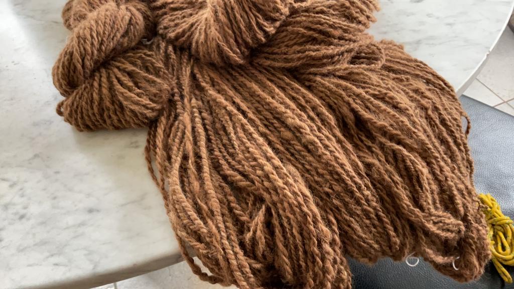 Handgesponnen bruin alpacawol 750 gram, Ophalen of Verzenden, Nieuw