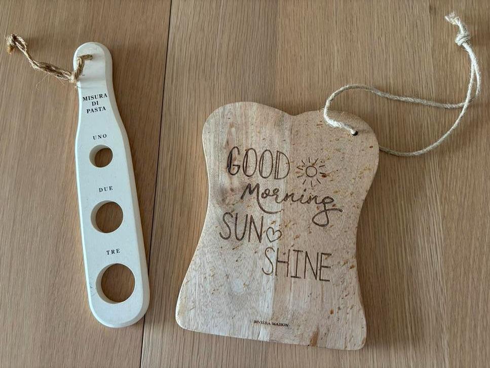 Hebbedingetjes: Rivièra Maison broodplankje en pasta meter, Huis en Inrichting, Beige, Hout, Snij-/serveerplank, Ophalen of Verzenden