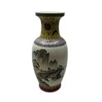 Chinees famille rose vaas, met berglandschap, 20e eeuw, Antiek en Kunst, Ophalen of Verzenden
