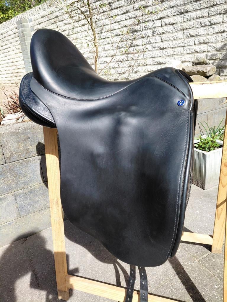 Equestor dressuurzadel 18 inch, Dieren en Toebehoren, Paarden en Pony's | Zadels, Ophalen, Gebruikt, Dressuur