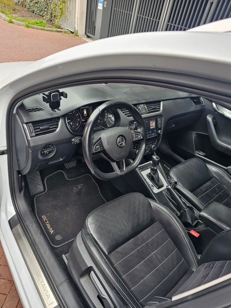 Skoda Octavia Combi 1.4 TSI 140pk DSG /ORG NL / Pano / RS /, Auto's, Skoda, Zwart, 4 cilinders, 1192 kg, Wit