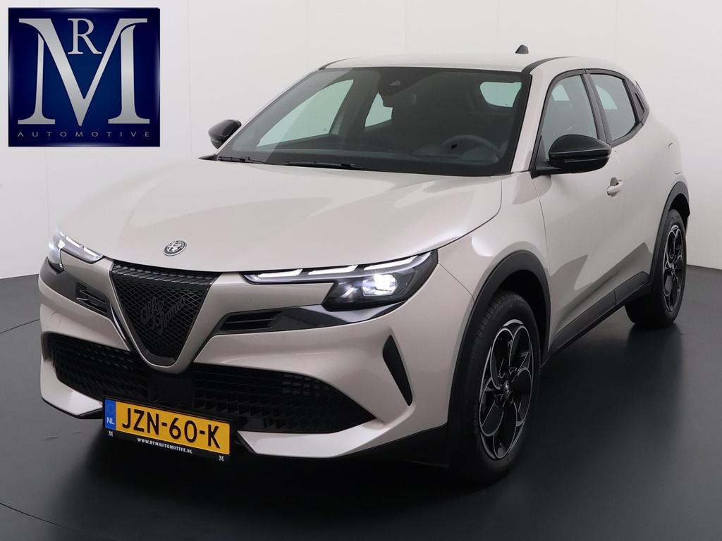 Alfa Romeo Junior Elettrica 54 kWh | 15.000KM! | FABRIEKSGAR, Auto's, Alfa Romeo, 413 km, Stof, Gebruikt, Zwart