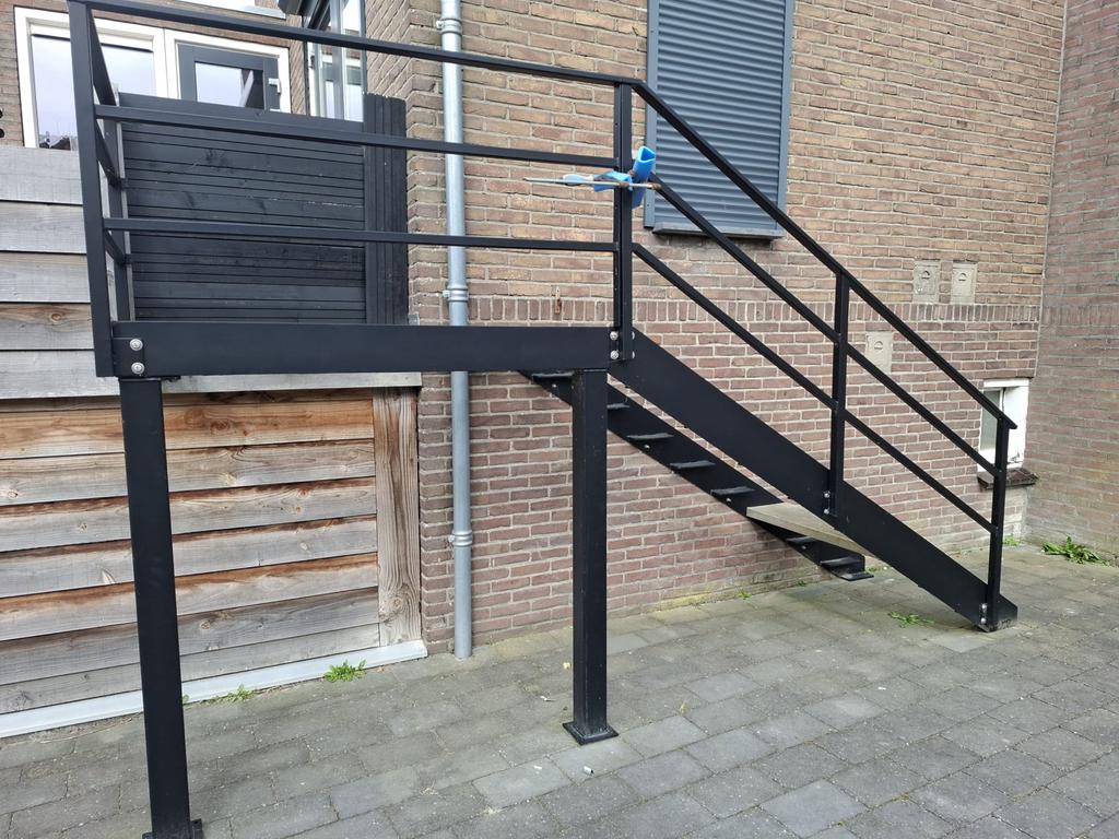IJzeren trap met bordes, zwart gepoedercoat, Ophalen of Verzenden, Gebruikt, Trap, 2 tot 4 meter