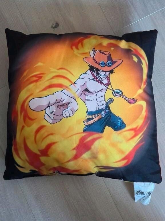 One Piece kussen met Ace, Ophalen of Verzenden, Zo goed als nieuw, Overige kleuren, Vierkant