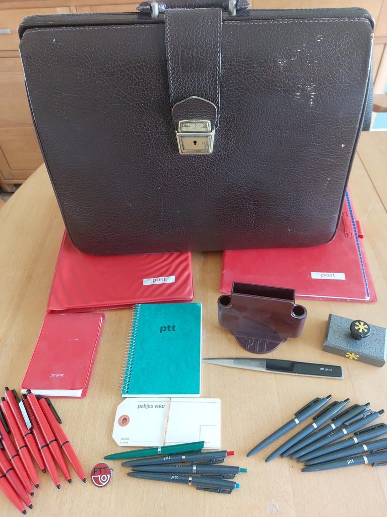 PTT verzameling: tas, schrijfmappen, notitieboekje, pennen, Ophalen of Verzenden