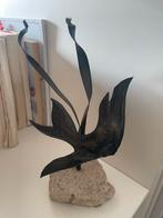 Vintage metalen vis sculptuur op steen, Ophalen of Verzenden