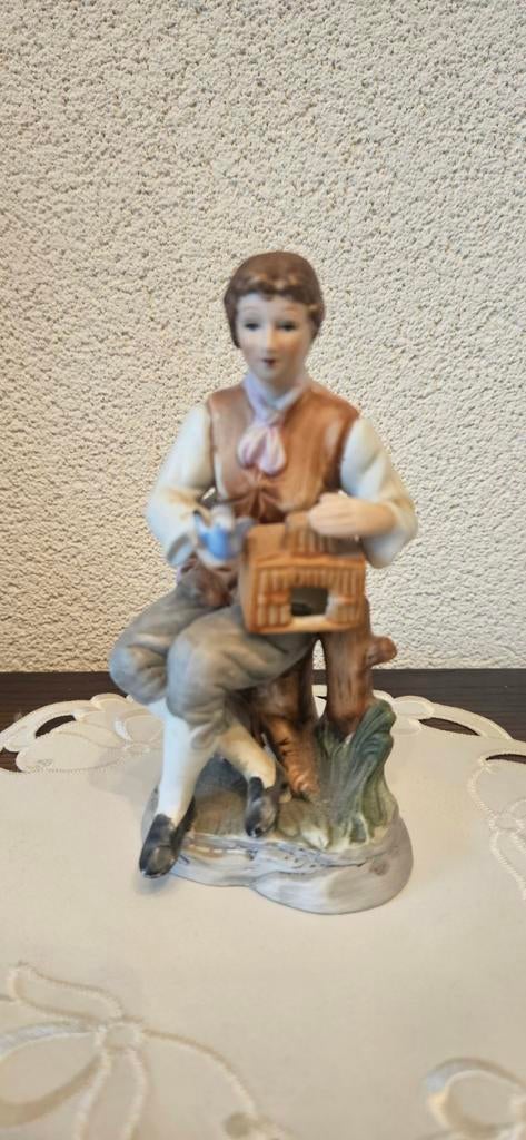 Vintage Porseleinen Beeldje: Man met Vogel en Kooi, Ophalen of Verzenden, Zo goed als nieuw, Mens