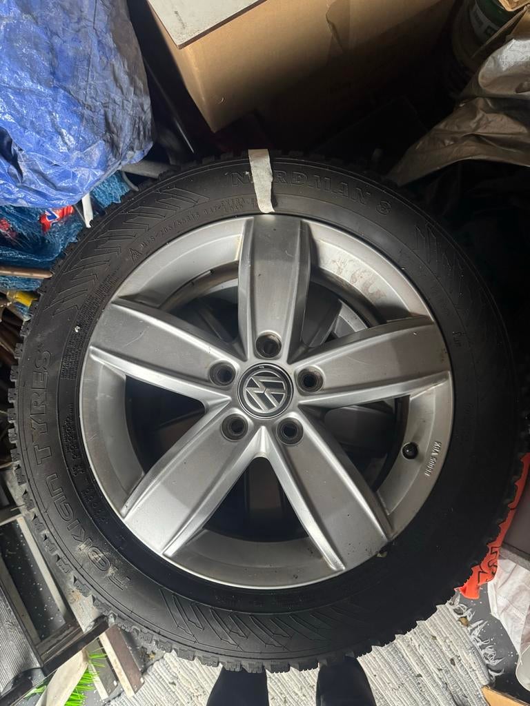 VW 16 inch velgen met winterbanden 205/55 R16 (4x), Ophalen, Gebruikt