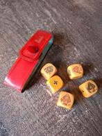 Vintage bakelieten poker dobbelstenen in leren etui, Vijf spelers of meer, Ophalen of Verzenden, Gebruikt, Raadvad