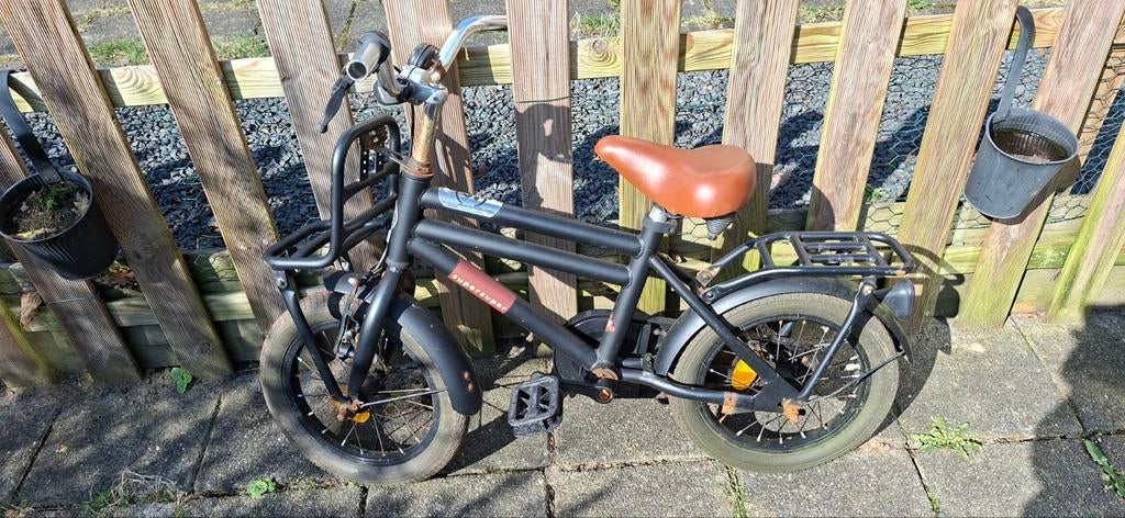 Stoere zwarte kinderfiets met voordrager - SuperSuper, Ophalen, Gebruikt, 16 tot 20 inch, SuperSuper