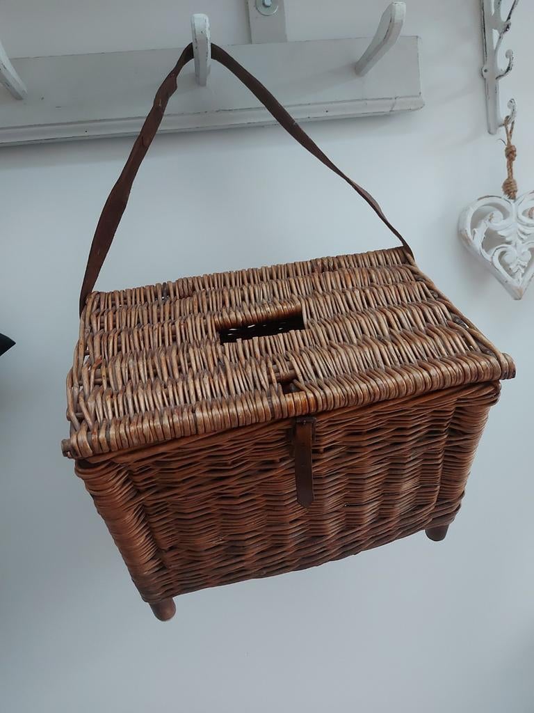 Mand met leren riem op pootjes, Ophalen of Verzenden