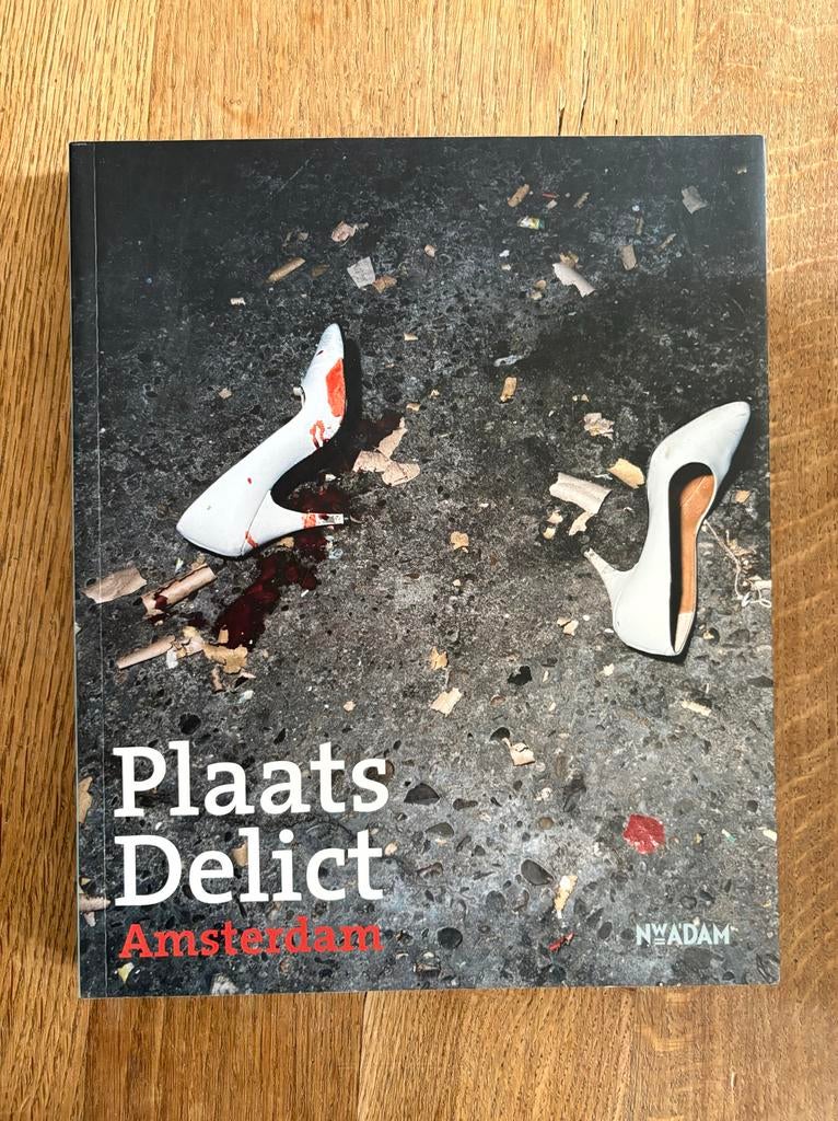 Boek Plaats Delict Amsterdam - NW A'dam, Boeken, Ophalen of Verzenden, Zo goed als nieuw