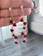 Goudkleurige lange oorbellen met rode rozen, Verzenden, Nieuw, Rood, Overige materialen