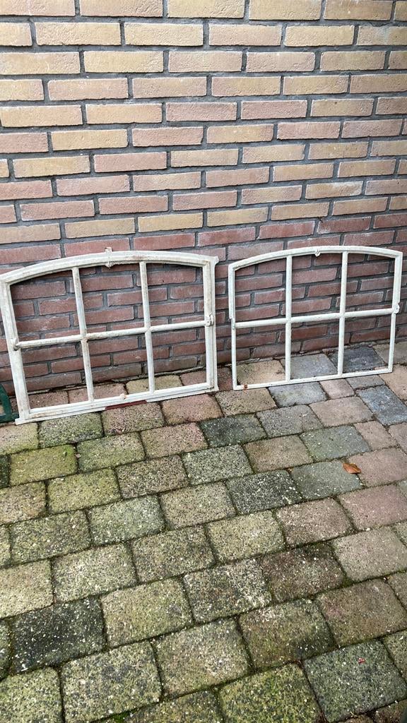 Vier gietijzeren antieke stalramen, Ophalen