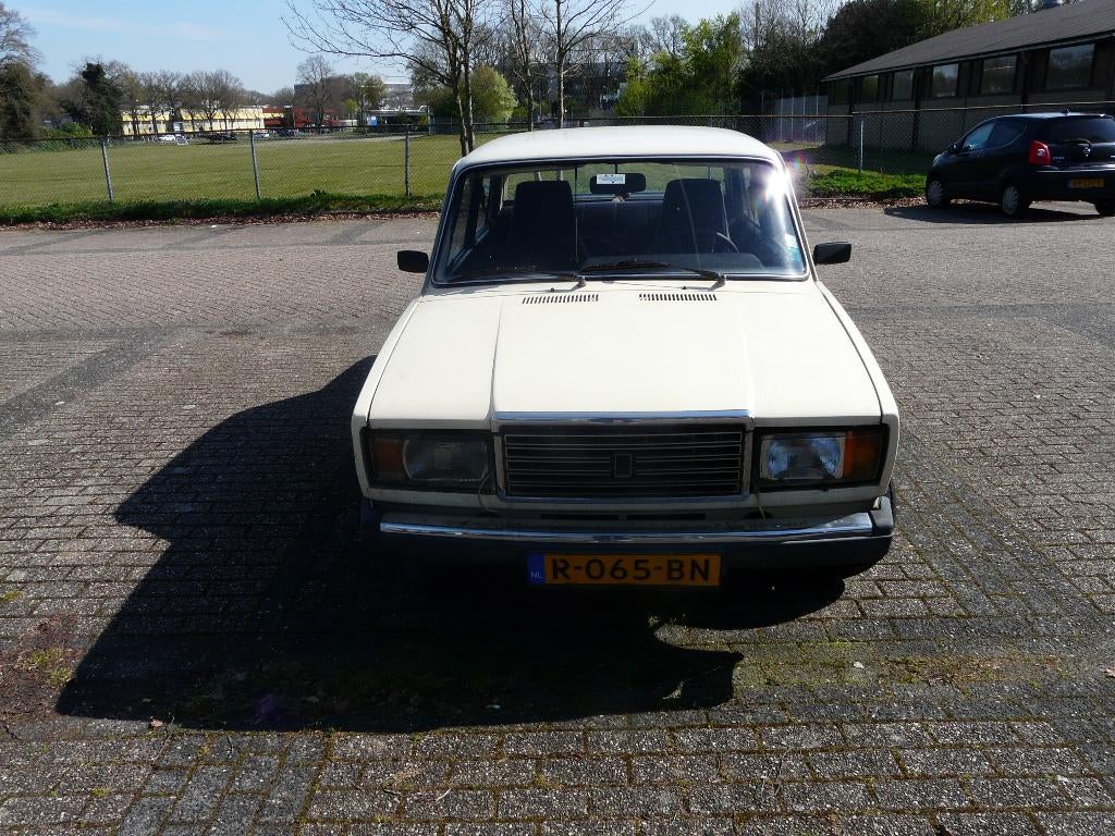 LADA 2107, Auto's, Lada, Particulier, Overige modellen, Benzine, Sedan, Handgeschakeld, Geïmporteerd, Wit, Zwart, Velours, Voorwielaandrijving