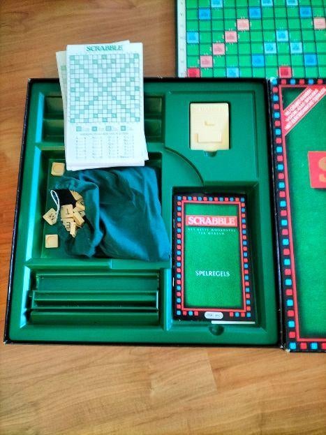 scrabble de luxe mist 1 bordje verder zo goed als nieuw, Hobby en Vrije tijd, Ophalen, Zo goed als nieuw