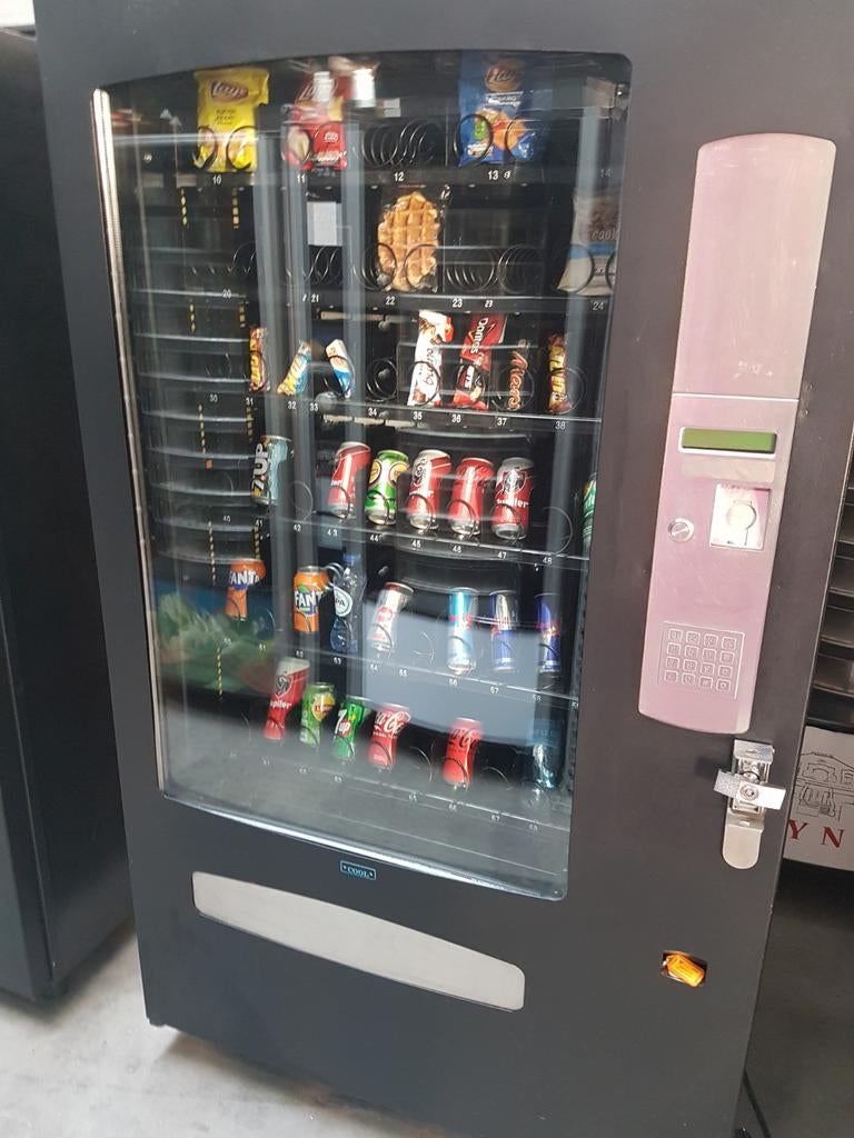 Combi Automaat met Gekoelde Voorraadruimte, Ophalen