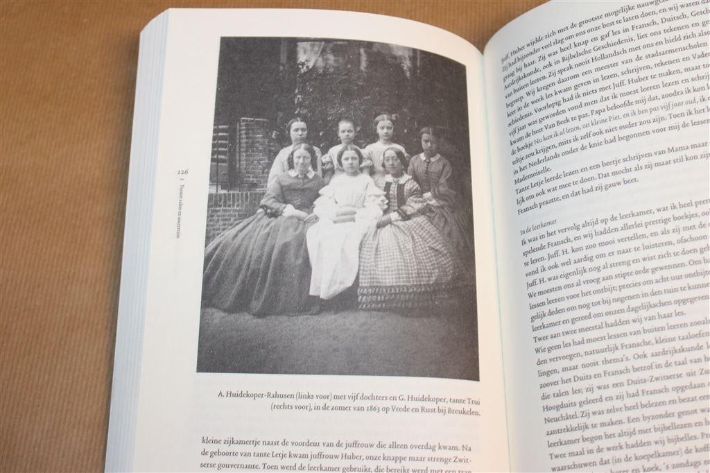 Salon & Souterrain — Gouvernantes NL 1800-1940, Ophalen of Verzenden, Gelezen