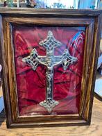 Vintage Kruisbeeld met Jezusfiguur op Rood Fluweel, Ophalen of Verzenden